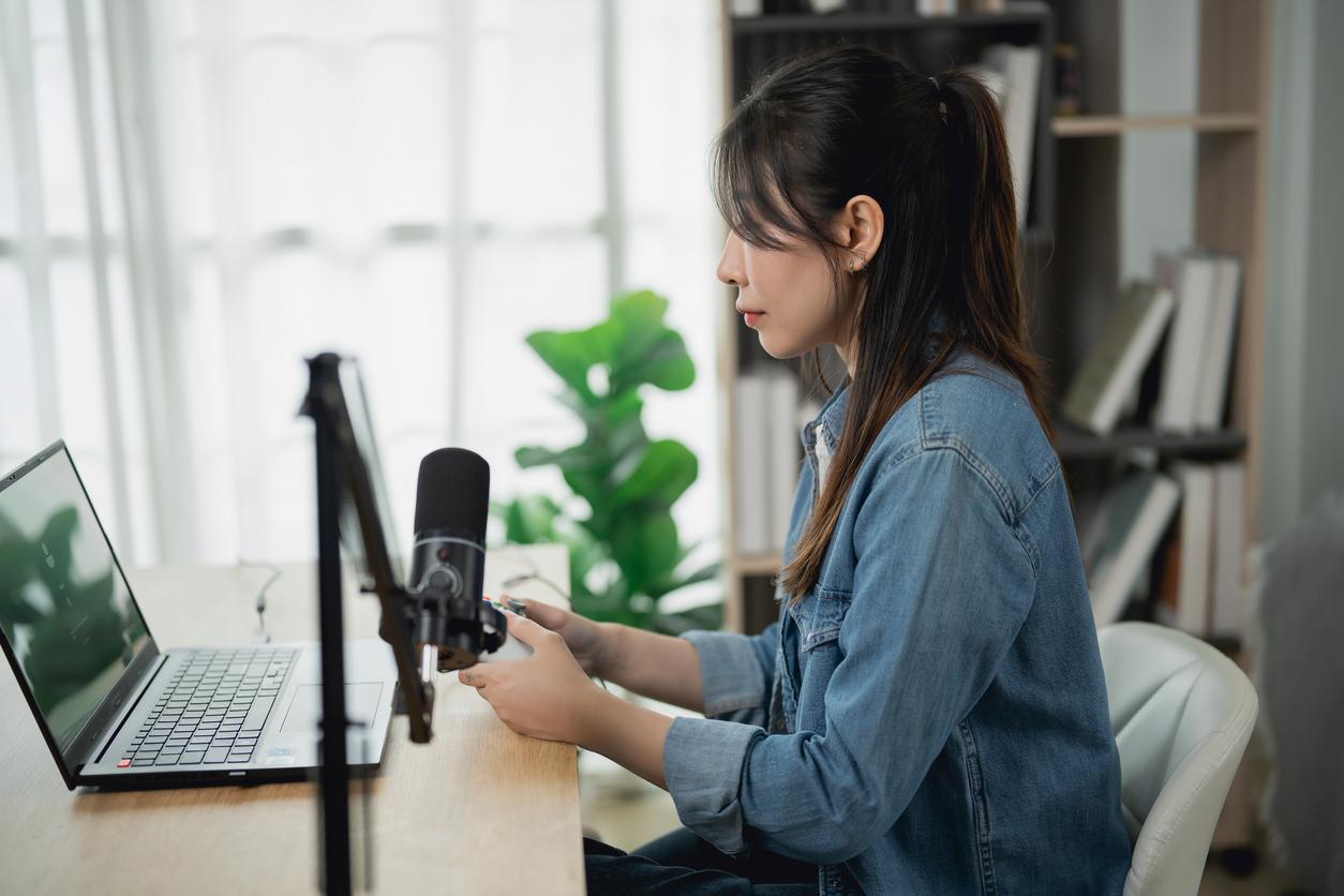 Consultant facilitating a working session to shape communication plans
