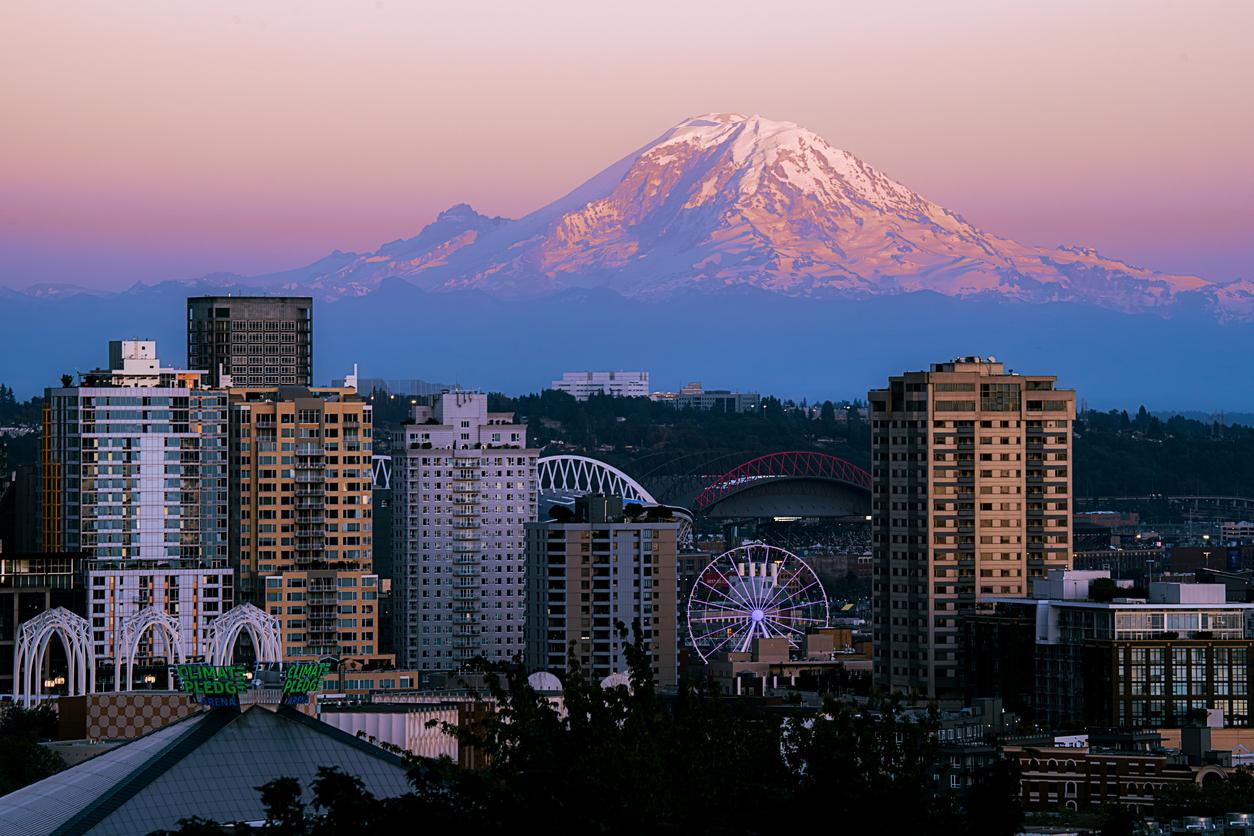 Seattle skyline with Mount Rainier in the background at dusk